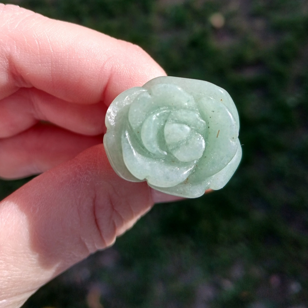 New Hand Carved Flower Green Aventurine Ring. - Picture 9 of 16